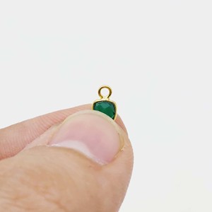 Breloque coussin émeraude, minuscule pendentif en pierre précieuse à facettes dans une lunette plaquée or pour breloques de boucles d'oreilles faites à la main et fabrication de bijoux - Product Image 4