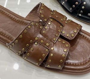 Ciabatte Estive Personalizzabili da Donna <span class=keywords><strong>con</strong></span> <span class=keywords><strong>Borchie</strong></span>, <span class=keywords><strong>Sandali</strong></span> Piatti <span class=keywords><strong>con</strong></span> Punta Quadrata in PU, Chiusura Slip-On, Servizio OEM/ODM - Product Image 2