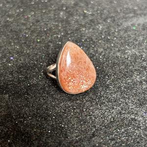 แหวนแฟชั่นพลอยซันสโตนธรรมชาติชุบเงินสำหรับผู้หญิง ขายดี ขายส่งเครื่องประดับทองเหลืองประดับพลอยสำหรับงานหมั้น - Product Image 2