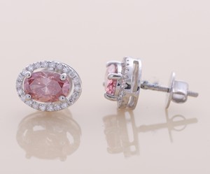 ต่างหูเพชรทรงรีสีชมพูเพาะเลี้ยงในห้องปฏิบัติการ ได้รับการรับรองจาก IGI ประดับเพชรรอบเพชร ตัวเรือนเงินแท้ 925 - Product Image 3