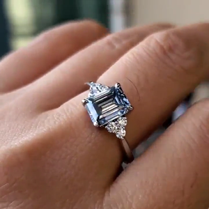 Bleu Gris Moissanite Diamant Cluster Bague De Mariage 2.00 Ctw Emerald Cut Gris Bague De Fiançailles En Argent Sterling 2.00 Ctw Moissanite - Product Image 2