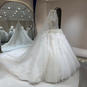 Robe de mariée moderne DW0199 vintage sans bretelles, couleur ivoire, avec fleurs 3D, traîne chapelle, dentelle et appliques de cristaux - Product Image 2