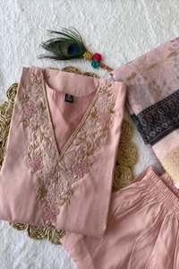 Grand Elegant Straight Kurti Pant Dupatta Set Colección étnica india opulenta para B2B Venta al por mayor y regalos corporativos - Product Image 3