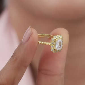 Bague en zircone dorée, conçue comme un bijou élégant pour un style professionnel et une utilisation en équipement - Product Image 5