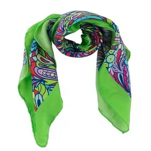Bandana carré en gros avec logo personnalisé, impression numérique couleur, foulard pour la tête, toutes saisons, écologique, durable, de bonne qualité - Product Image 1