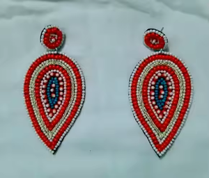 Pendientes Clásicos con Diseño de Hojas Bordadas y Cuentas de Arroz, Hechos a Mano con Cuentas de Vidrio Bordadas - Product Image 2
