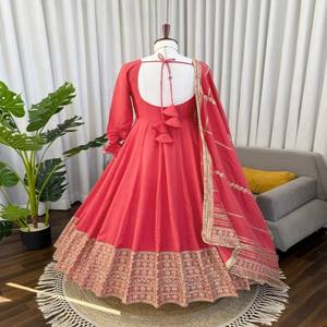 Traje Anarkali de Seda Chinon de Diseño VASTRA COTTAGE con Lentejuelas Bordadas, Dupatta con Estilo, Borde de Encaje Elegante y Pantalón de Microalgodón - Product Image 6
