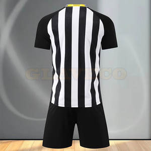 Tenue de football durable 100 % polyester légère, à séchage rapide, respirante, coupe ample, confortable, fabriquée au Pakistan, personnalisable - Product Image 3
