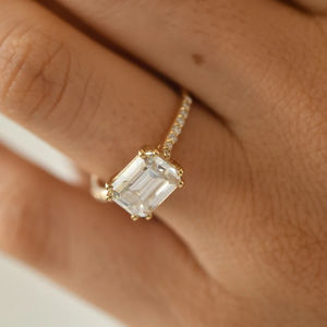 Star Dust Mujer 14K Oro sólido Compromiso y boda Banda Corte Esmeralda Moissanite Diamante Joyería fina para aniversario - Product Image 5