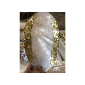 Assiette en nacre fabriquée à la main, fabriquée éthiquement à partir de coquillages naturels. Parfait pour ajouter de l'élégance à votre décor - Product Image 1