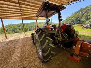 Tractor agrícola utilitario diésel Massey Ferguson 4710 listo para trabajar, equipo agrícola 4x4 con cargador frontal, uso comercial de alta resistencia. - Product Image 6