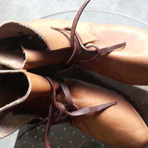 OEM servicio de diseñadores de alta calidad 100% de cuero genuino de los hombres de seguridad casual Medieval botines con cordones zapatos de características - Product Image 4