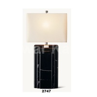 Marbre noir avec lampe de table en laiton bronze avec abat-jour rectangulaire en lin de taille E pour le salon et la salle à manger côté lit