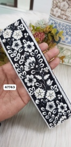 Fleur sur mesure conçue avec des lacets brodés séquentiels de 1 pouce de largeur pour les robes et à des fins de revente. - Product Image 2