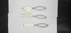 Bonito juego de cuchillos para queso de acero inoxidable con esparcidor de cubiertos de diseño de bucle negro rústico para bodas y ocasiones especiales - Product Image 4