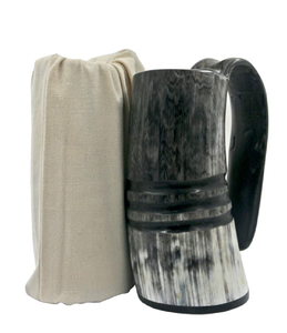 Mug en corne de buffle, fond vert naturel, bandes horizontales, disponible à prix de gros - Product Image 3