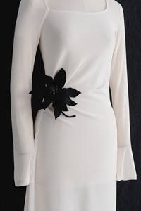 VESTIDO ASIMÉTRICO WHITE ANT ABOLI, vestidos elegantes de manga larga para mujer con flor 2025, ropa de mujer hecha en Vietnam - Product Image 2