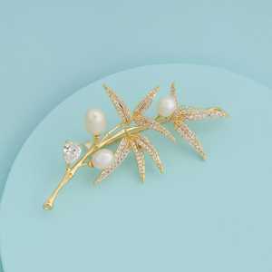 Broche de Cristal para Saree con Pedrería, Perlas y Detalles de Diamantes para Bodas - Product Image 1