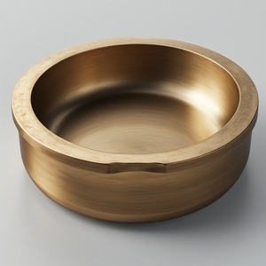 Cenicero redondo clásico de latón para cigarros con aspecto antiguo moderno y acabado pulido suave para una Decoración de mesa elegante - Product Image 5