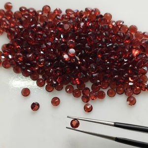 พลอยโกเมนแดงธรรมชาติ 3.25 มม. ทรงกลมเจียระไนแบบบริลเลียนท์ คุณภาพดีที่สุด สำหรับทำเครื่องประดับ - Product Image 1