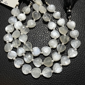 Venta al por mayor 10MM piedra lunar blanca facetada forma de corazón Briolette cuentas piedra Natural con taladro Vertical - Product Image 5