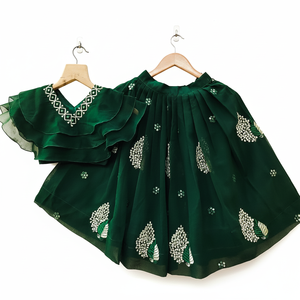 Choli Lehenga à étages vert de Shoryam Fashion Designer pour filles |   Ensemble de vêtements ethniques pour enfants, longueur au sol, traditionnel d'Asie du Sud - Product Image 1