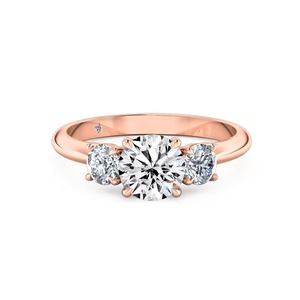 Anillo de Compromiso con Diamante Cultivado en Laboratorio, Corte Brillante Redondo, Oro Sólido de 14K, Configuración Trilogía G-VS2, Joyería para Compromiso y Boda - Product Image 3