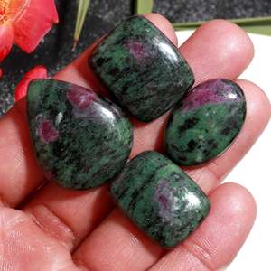 พลอยทับทิมธรรมชาติทรงรี/ทรงลูกแพร์/ทรงคุชชั่น สีเขียว ประกายมุก ขนาด 32-20 มม. น้ำหนัก 195 กะรัต สร้อยคอจี้ทำมือจากโปแลนด์ ขายส่ง - Product Image 5