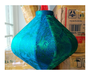 Lampe suspendue décorative lanterne en soie du Vietnam Abat-jour en tissu élégant avec cadre en bambou pour les espaces intérieurs - Product Image 1