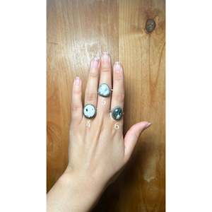 Anillo Hecho a Mano con Plata de Ley y Búfalo Blanco, Incrustaciones de Piedra Natural, Chapado en Rodio, Joyería con Piedras Preciosas para Uso Diario, Hecho en Navajo - Product Image 2
