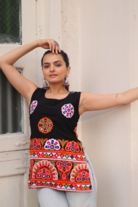 Designer Georgette Avec Kutchi Gamthi Work Kurti Femme Mode Exportateur Mondial Au Taux Le Plus Bas - Product Image 2