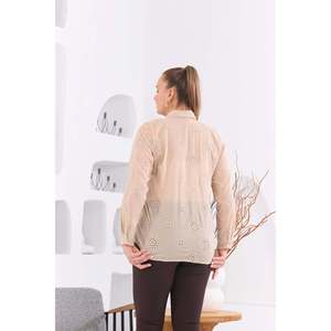 Blusa de Algodón con Detalle de Encaje Perforado RMG Talla Grande, Tejido de Seda, Colección de Verano, Ajuste Cómodo para Mujer - Product Image 5