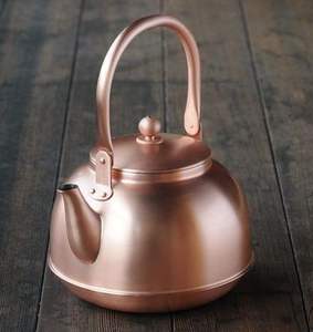 Tetera de cobre con perfil elegante, producto para preparar té en la estufa, ideal para decoración de cocina y regalos premium. - Product Image 3