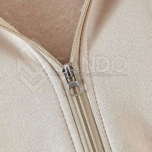 เสื้อฮู้ดซิปผู้หญิงคุณภาพดีที่สุด ผ้าฝ้าย 100% กันลม มีฮู้ด โลโก้ด้านหน้า เหมาะสำหรับฤดูหนาว ลดราคาออนไลน์ - Product Image 3