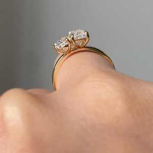 Anillo de Compromiso Único de Plata de Ley 925, Anillo de Dos Piedras Vintage con Moissanita en Corte Pera y Esmeralda, Estilo Toi et Moi - Product Image 2