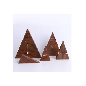 Support de présentation de collier en bois en forme de triangle, organisateur de bijoux avec logo personnalisé de haute qualité - Product Image 1