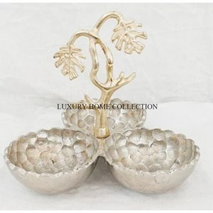 Cuencos de servicio de metal de diseño antiguo hechos a mano con relieve intrincado y formas atrevidas únicas para coleccionistas - Product Image 4