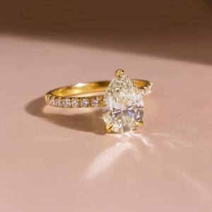 Bague de fiançailles en moissanite coupe poire 10x7mm | Solitaire en or ou en argent avec accents | Vente en gros OEM de bijoux de mariage - Product Image 4