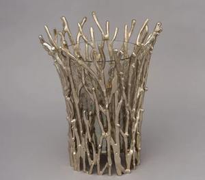 Le bougeoir de luxe en aluminium texturé doré ajoute une ambiance chaleureuse, accueillante, élégante et élégante à n'importe quelle pièce - Product Image 2