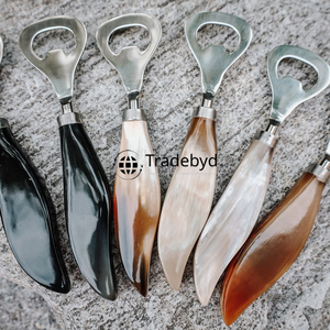 Ouvre-bouteille en corne fait main de qualité supérieure pour les cadeaux et les essentiels du bar à la maison par Tradebyd - Product Image 1