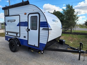 Remorque compacte Sunray Sport Teardrop, légère et facile à remorquer, pour les loisirs en plein air - Product Image 1