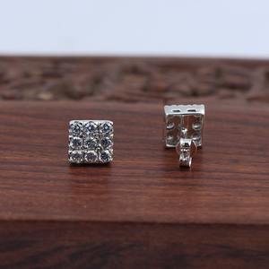 ต่างหูสตั๊ดทรงสี่เหลี่ยมที่มีตารางของเพทายสีขาวประกายพื้นผิวสีเงินทำด้วยมือเพื่อความสง่างามเหนือกาลเวลาและความเย้ายวนใจในชีวิตประจำวัน - Product Image 3