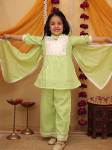 ชุดคุर्ติผ้าฝ้ายพิมพ์ลายใหม่ล่าสุด ดีไซน์อินเดียแบบดั้งเดิมทันสมัย สำหรับเด็กผู้หญิง พร้อมผ้าคลุมไหล่ - Product Image 2