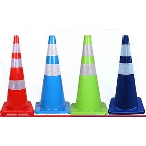 Cône de signalisation routière réfléchissant en PVC de 90 cm avec base noire – Équipement de sécurité routière en gros - Product Image 4