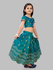 ชุดเลเฮนกาโชลีผ้าไหมสำหรับเด็กผู้หญิง แบรนด์ Shoryam แฟชั่นแบบดั้งเดิม ยาวคลุมเท้า ทรงปกติ สีเขียวรามา ปักลาย สำหรับงานปาร์ตี้ - Product Image 3