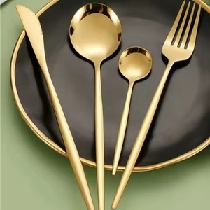 Ensemble de couverts de 4 pièces en métal couleur or, couverts en acier inoxydable pour salle à manger et restaurants, fourchette, couteau et cuillère - Product Image 1