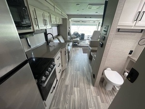 Remorque de luxe en aluminium T-h-o-r R-e-s-o-n-a-t-e 29-D d'occasion 2023 pour l'extérieur - Product Image 6