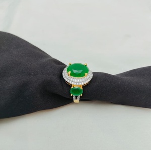 Anillo clásico de alta calidad chapado en oro con aspecto de piedra AD ajustable con estilo para función y colección de ropa de boda para mujer - Product Image 2