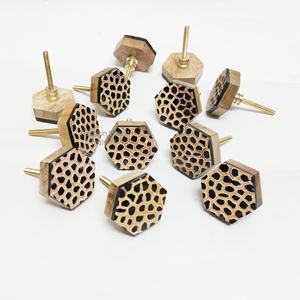 Boutons d'armoire en corne naturelle avec accent en laiton Poignées de tiroir faites à la main pour ferme rustique et décoration de meubles éclectiques - Product Image 2