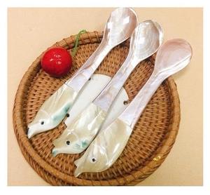 Cuillère élégante en nacre pour les restaurants et hôtels gastronomiques Cuillère de service en perles naturelles Exportation de fournisseur en gros en vrac - Product Image 1